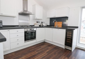 8 MARINA VIEW, pet friendly, luxury holiday cottage in Pwllheli