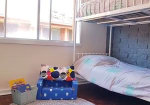 8 minutes Walk to clayton train station, close to monash medical center.