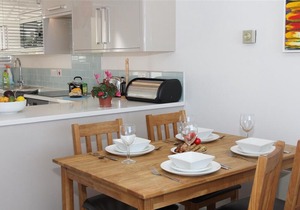 8 Piazza - Two Bedroom House, Sleeps 4