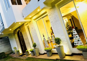 8 Plus Motels