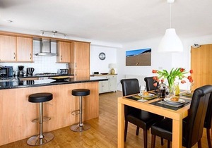 8 Spinnakers - Sea and coastal views, close to Fistral Beach, Lift, dog friendly and parking