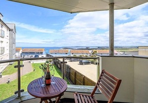 8 Spinnakers - Sea and coastal views, close to Fistral Beach, Lift, dog friendly and parking
