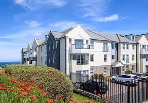 8 Spinnakers - Sea and coastal views, close to Fistral Beach, Lift, dog friendly and parking