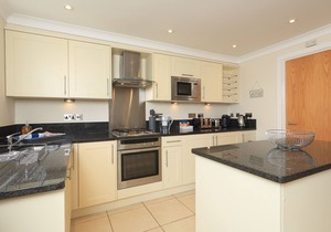8 THURLESTONE BEACH, pet friendly, with a garden in Thurlestone