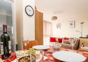 9 DRIFTWOOD, family friendly, character holiday cottage in West Bay