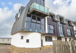 9 DRIFTWOOD, family friendly, character holiday cottage in West Bay
