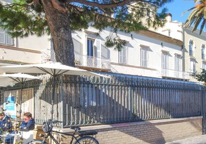 A bright and welcoming apartment on the fifth floor, with a stone's throw you are at the sea.