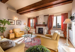 A charming two bedrooms apartment with grand terrace inside the walls of Lucca