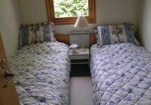 A cozy cottage with a cozy layout by Tårup Strand, which offers exceptional nature experiences.