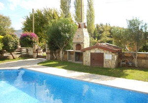 A Ground Floor Apartment With Shared Pool In Well Tended Grounds