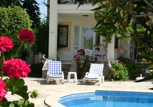 A Ground Floor Apartment With Shared Pool In Well Tended Grounds