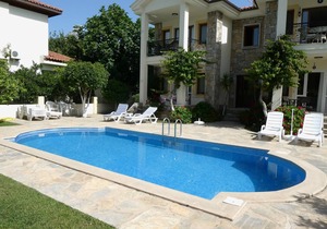 A Ground Floor Apartment With Shared Pool In Well Tended Grounds