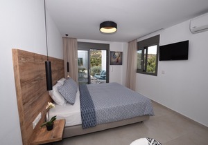 A private and calm Villa for 4ppl with all the comforts 400m from the beach!