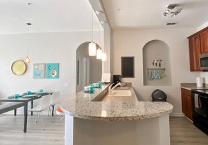 A Real Gem! Remodeled Lake View Treasure by Pool . Near Parks and Conventions