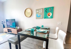 A Real Gem! Remodeled Lake View Treasure by Pool . Near Parks and Conventions