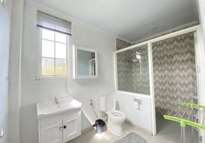 A Spacious Tropical 4 Bedrooms with Bathrooms Villa Marion Tomohon with the view of Gunung Lokon