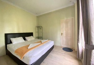 A Spacious Tropical 4 Bedrooms with Bathrooms Villa Marion Tomohon with the view of Gunung Lokon