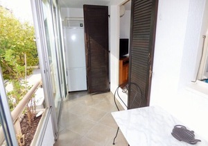 A stone's throw from the beach of Les Sablettes, all on foot, private parking.