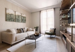A Stylish 2BED with Services in the Marais