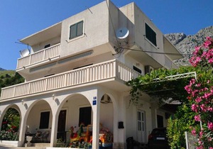 A2 - apt w patio, just 3 min walking to the beach