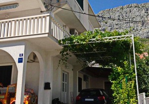 A2 - apt w patio, just 3 min walking to the beach