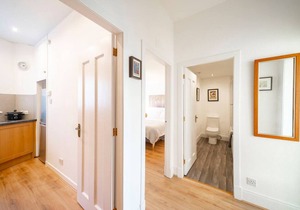 Abbotsford Apartment - Well Placed in the West End
