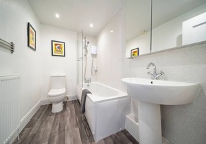 Abbotsford Apartment - Well Placed in the West End