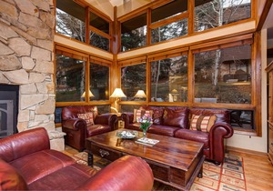 Abode on Stonebridge | DV getaway & close to Main Street | Great kids bunk & playroom