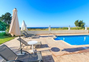 Achilles Beach Villa Thio: Large Private Pool, Walk to Beach, Sea Views, A/C