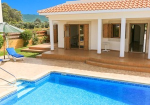 Achilles Beach Villa Thio: Large Private Pool, Walk to Beach, Sea Views, A/C