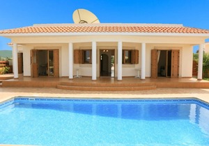 Achilles Beach Villa Thio: Large Private Pool, Walk to Beach, Sea Views, A/C