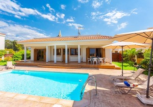 Achilles Beach Villa: Large Private Pool, Walk to Beach, Sea Views, A/C, WiFi