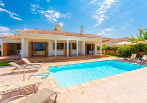 Achilles Beach Villa: Large Private Pool, Walk to Beach, Sea Views, A/C, WiFi