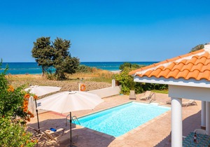 Achilles Beach Villa: Large Private Pool, Walk to Beach, Sea Views, A/C, WiFi