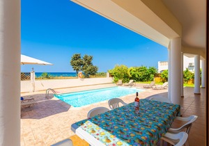 Achilles Beach Villa: Large Private Pool, Walk to Beach, Sea Views, A/C, WiFi