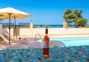 Achilles Beach Villa: Large Private Pool, Walk to Beach, Sea Views, A/C, WiFi