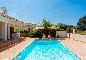 Achilles Beach Villa: Large Private Pool, Walk to Beach, Sea Views, A/C, WiFi