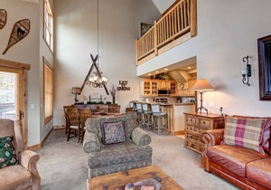 Across from Breckenridge Brewery, Quick walk to Main Street, Newly furnished!
