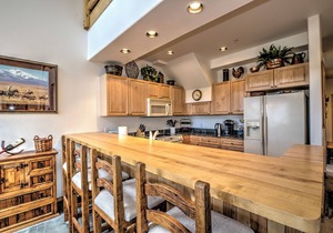 Across from Breckenridge Brewery, Quick walk to Main Street, Newly furnished!