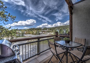 Across from Breckenridge Brewery, Quick walk to Main Street, Newly furnished!