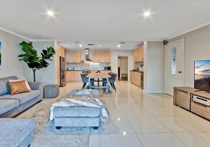Adelaide 4 Bedroom House with Pool
