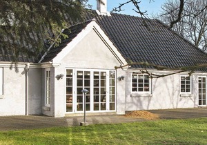 Adorable Holiday Home in Fur near Sea