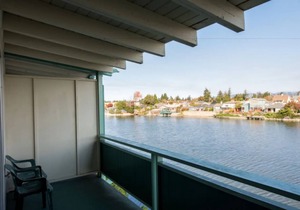 Adventure Awaits, Free Parking, Pool, Complimentary Breakfast!