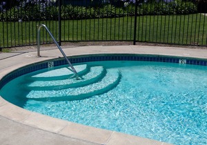 Adventure Awaits, Free Parking, Pool, Complimentary Breakfast!