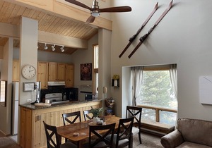 Affordable Luxury 2BR/2BA Condo with View. Walk to Slopes/Town