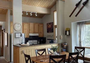 Affordable Luxury 2BR/2BA Condo with View. Walk to Slopes/Town