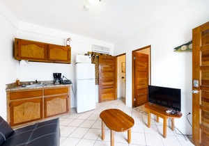 Affordable Suite on Gated Property with Rooftop Deck, WiFi, AC, and Shared Pool