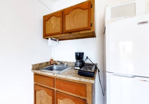 Affordable Suite on Gated Property with Rooftop Deck, WiFi, AC, and Shared Pool