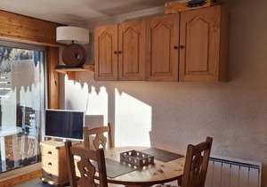 Agréable studio avec balcon proche des pistes à Chamonix, parking inclus - FR-1-517-52