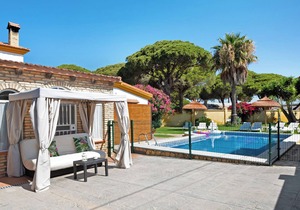 Air-Conditioned Apartment with Pool, Terrace, Garden & Wi-Fi; Parking Available